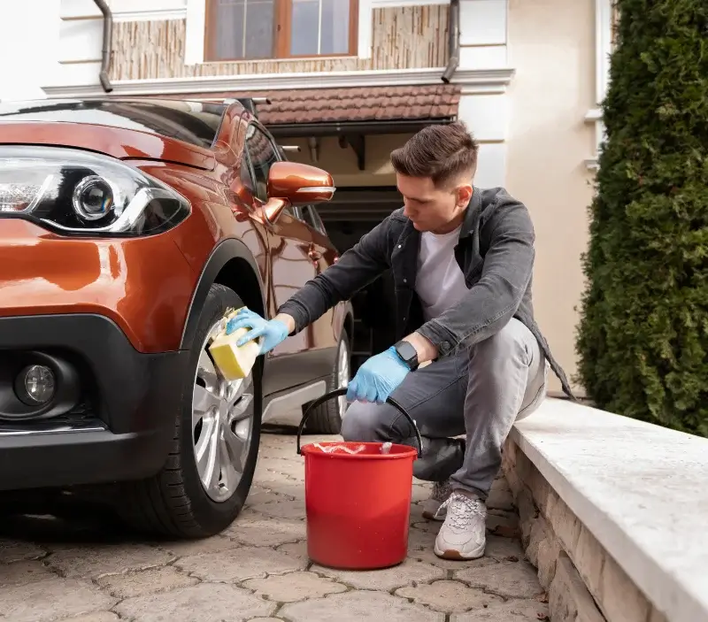 Lavage auto à domicile Tarasteix : professionnel intervenant sur un véhicule